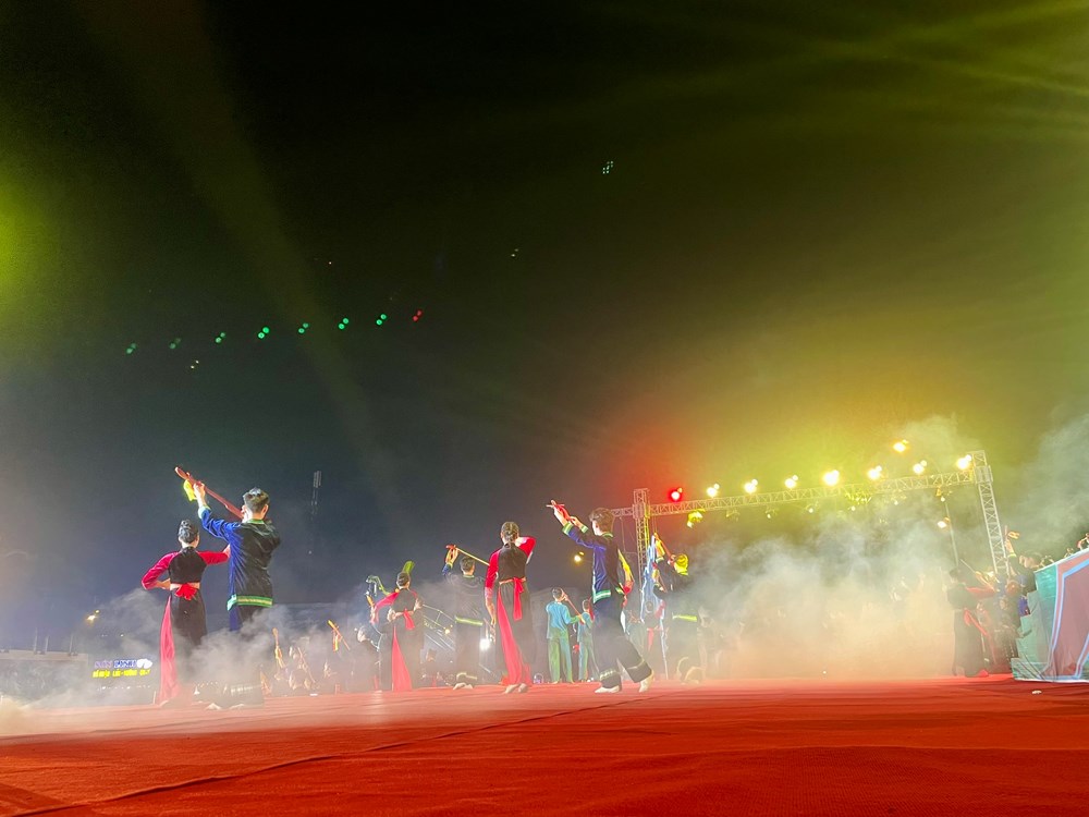 1.000 người tham gia múa bát  dân tộc Tày - ảnh 3