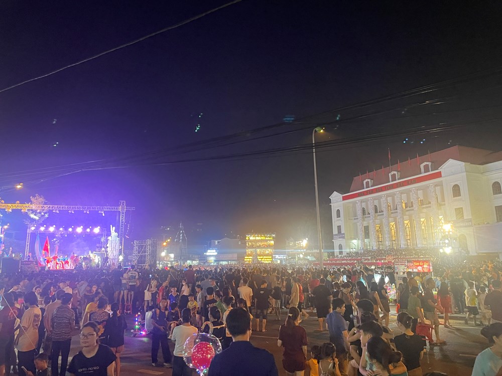 1.000 người tham gia múa bát  dân tộc Tày - ảnh 2