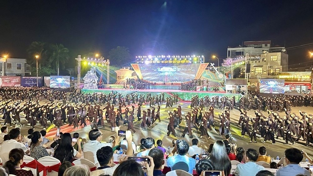 1.000 người tham gia múa bát  dân tộc Tày - ảnh 1