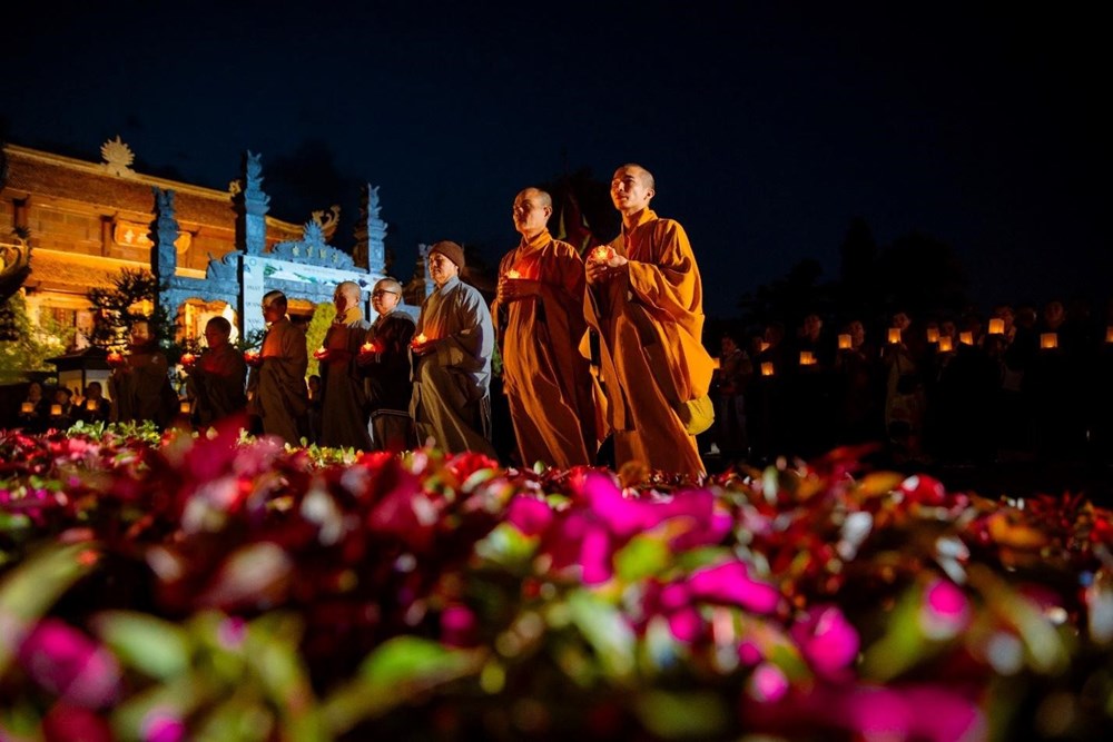 Hàng nghìn người tham gia Đại lễ Phật đản 2024 trên đỉnh Fansipan  - ảnh 1