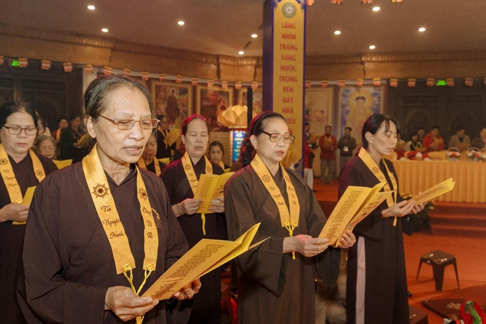 Hàng nghìn người tham gia Đại lễ Phật đản 2024 trên đỉnh Fansipan  - ảnh 3