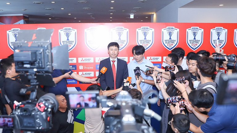 HLV Kim Sang Sik đối đầu bão nhập tịch trong trận ra mắt tuyển Việt Nam - ảnh 1