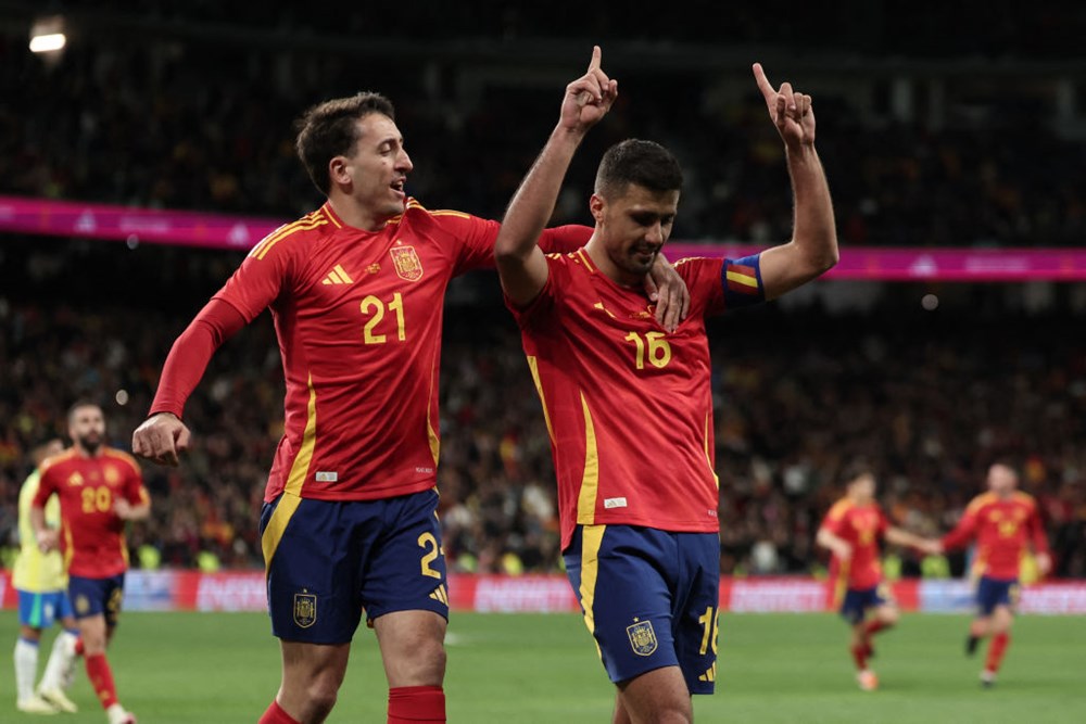 HLV tuyển Tây Ban Nha ôm tham vọng lớn; Serbia triệu tập dàn hảo thủ đáng gờm trên hàng công - ảnh 1
