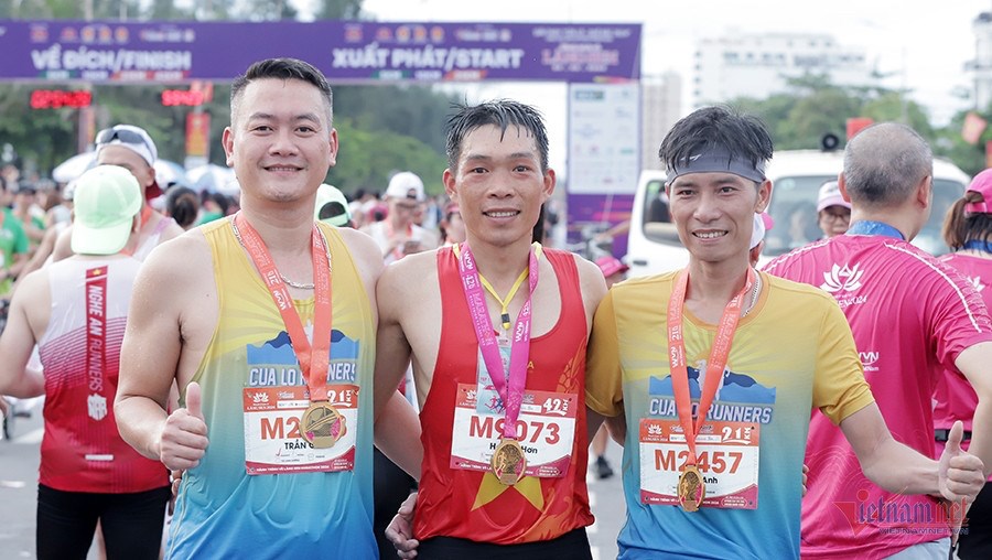 Hoàng Văn Hơn, Nguyễn Thị Oanh vô địch Giải marathon Hành trình về Làng Sen 2024 - ảnh 1