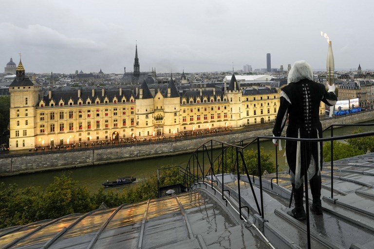 Lễ khai mạc Olympics Paris 2024 diễn ra độc đáo trên sông Seine - ảnh 6
