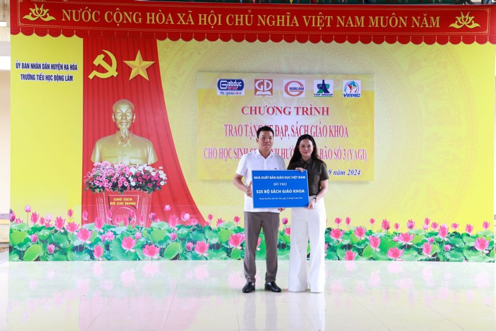 Nhà xuất bản Giáo dục Việt Nam trao tặng sách giáo khoa cho học sinh huyện Hạ Hòa, tỉnh Phú Thọ - ảnh 1