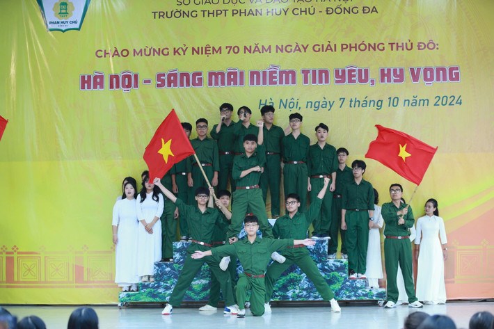 Học sinh trường THPT Phan Huy Chú - Đống Đa đã khắc họa lịch sử bằng các tiết mục văn nghệ đặc sắc chào mừng giải phóng Thủ đô - ảnh 1