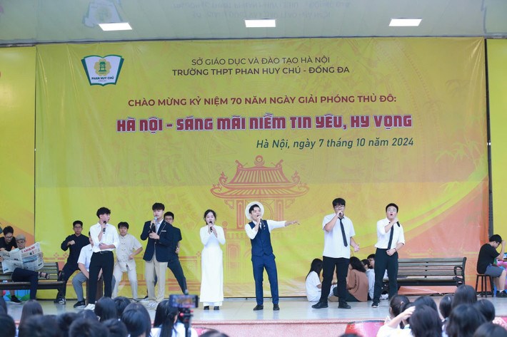 Học sinh trường THPT Phan Huy Chú - Đống Đa đã khắc họa lịch sử bằng các tiết mục văn nghệ đặc sắc chào mừng giải phóng Thủ đô - ảnh 2