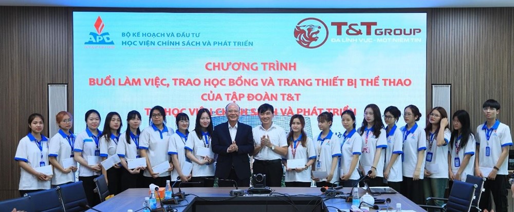 T&T Group tiếp tục trao học bổng tiếp sức sinh viên Học viện Chính sách và Phát triển - ảnh 2