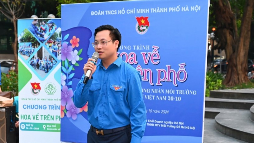 “Hoa về trên phố” - món quà cho nữ công nhân môi trường - ảnh 1