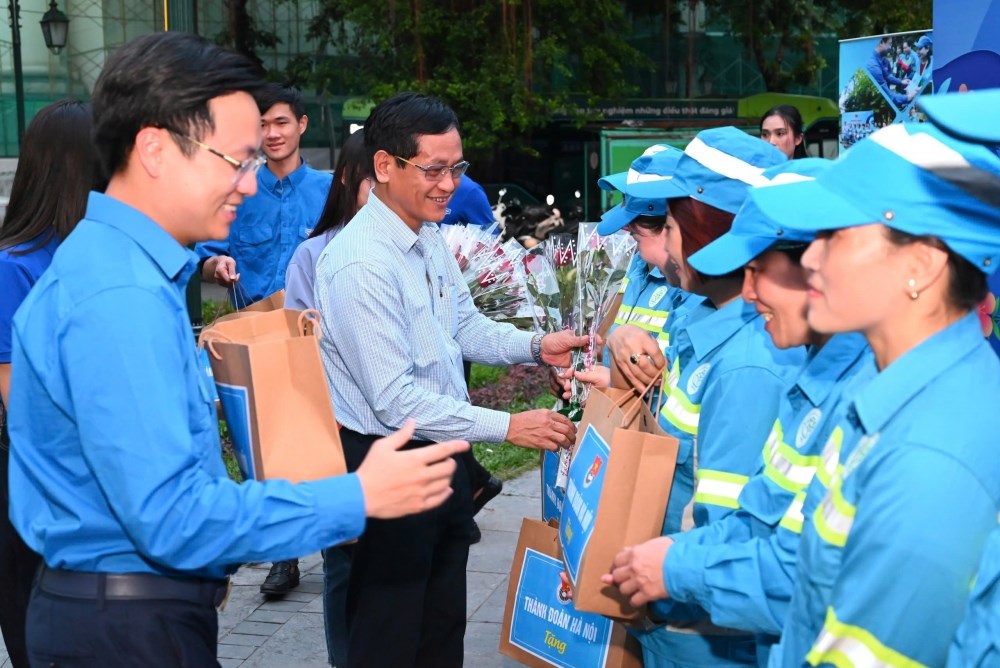 “Hoa về trên phố” - món quà cho nữ công nhân môi trường - ảnh 3