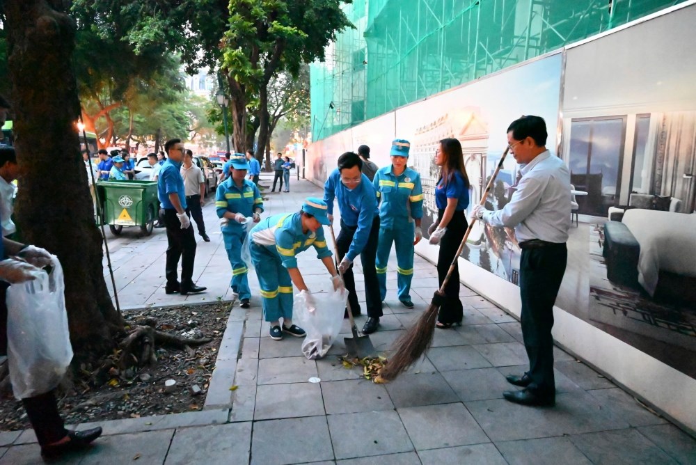 “Hoa về trên phố” - món quà cho nữ công nhân môi trường - ảnh 6