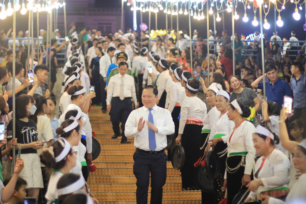 400 nghệ nhân hòa tấu chiêng mở đầu “Tuần Văn hóa - Du lịch tỉnh Hòa Bình năm 2024“ - ảnh 1