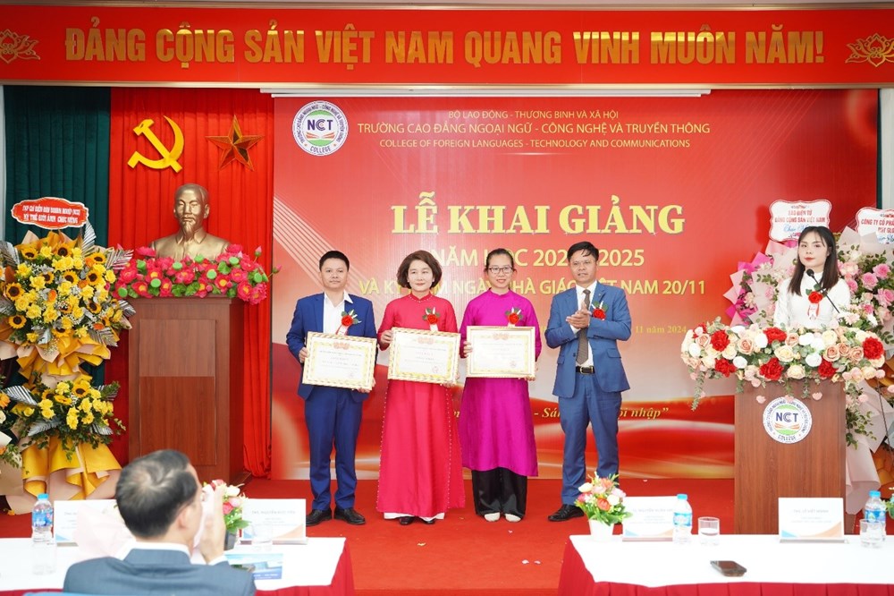 Trường Cao đẳng Ngoại ngữ - Công nghệ và Truyền thông long trọng khai giảng năm học 2024 - 2025 - ảnh 7