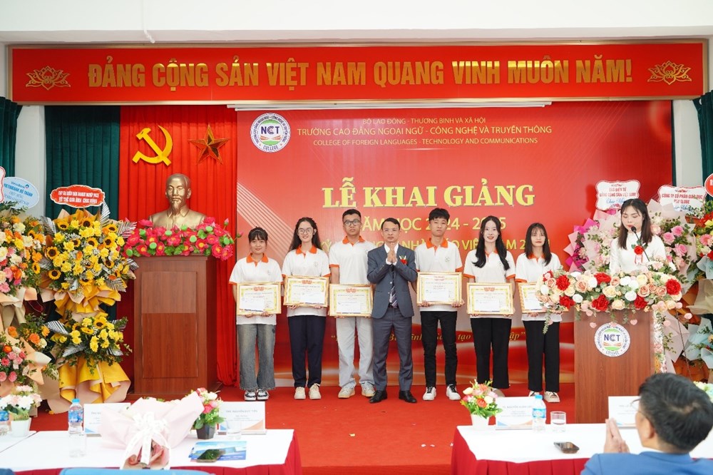 Trường Cao đẳng Ngoại ngữ - Công nghệ và Truyền thông long trọng khai giảng năm học 2024 - 2025 - ảnh 9