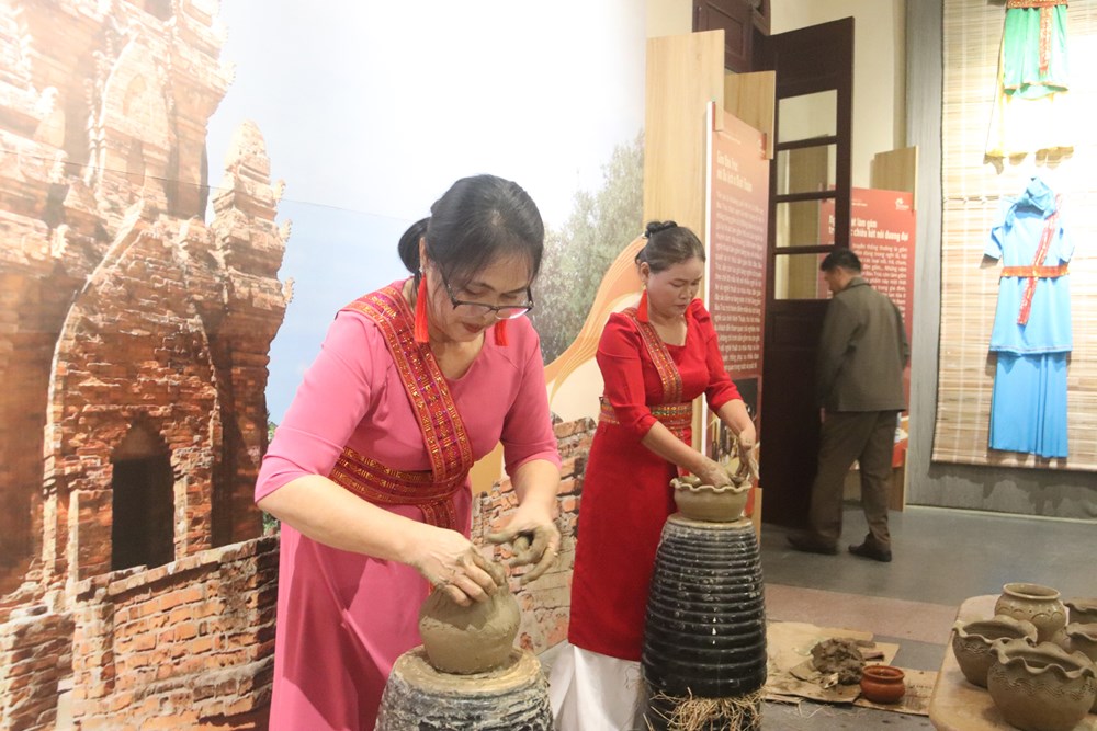 Nghệ nhân gốm Chăm: Đôi tay trần giữ hồn di sản UNESCO - ảnh 2