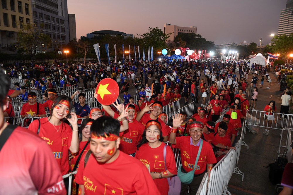 Người hâm mộ cả nước ăn mừng chức vô địch ASEAN Cup 2024 - ảnh 2