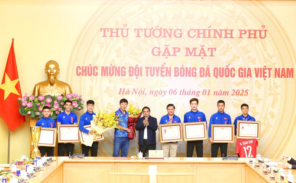 Thủ tướng gặp mặt, khen thưởng đội tuyển Việt Nam vô địch ASEAN Cup 2024 - ảnh 1