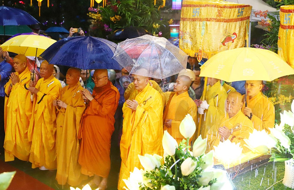 Tăng ni, Phật tử “đội mưa” tham gia đoàn rước Phật tại Huế - ảnh 2
