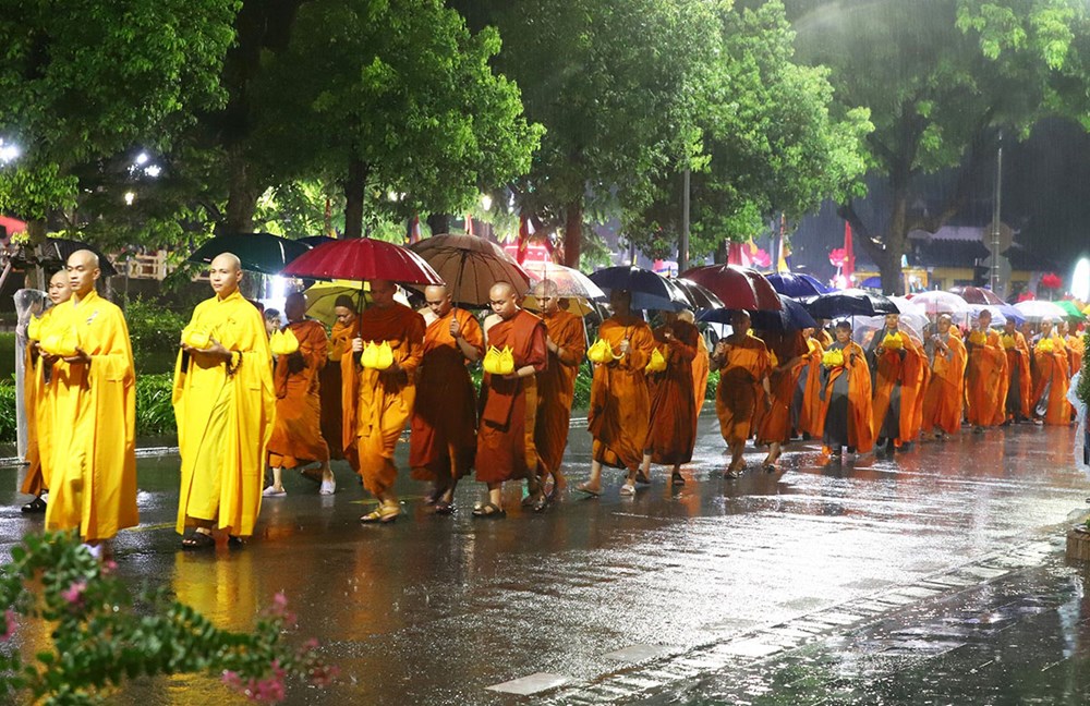 Tăng ni, Phật tử “đội mưa” tham gia đoàn rước Phật tại Huế - ảnh 3