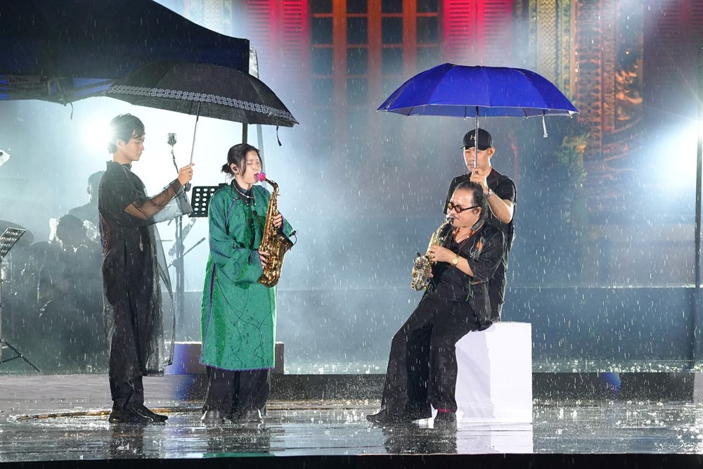 Ca sĩ đội mưa hát trong đêm nhạc Trịnh Công Sơn - ảnh 5