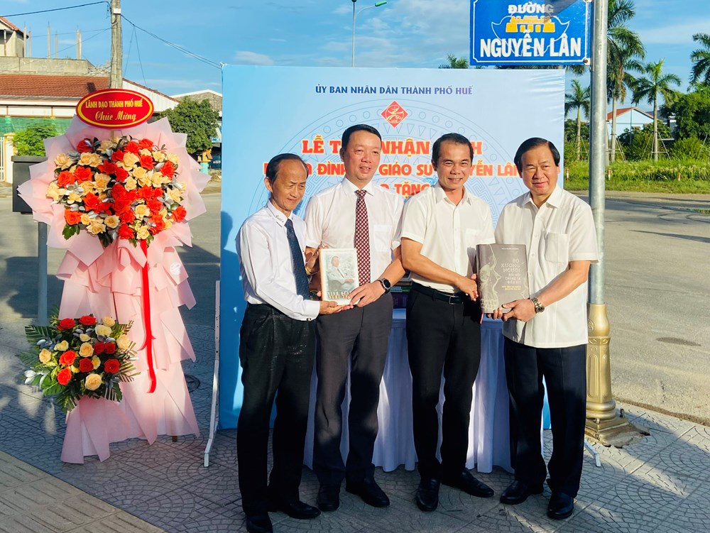 Gia đình cố GS Nguyễn Lân tặng 200 đầu sách cho Huế - ảnh 1
