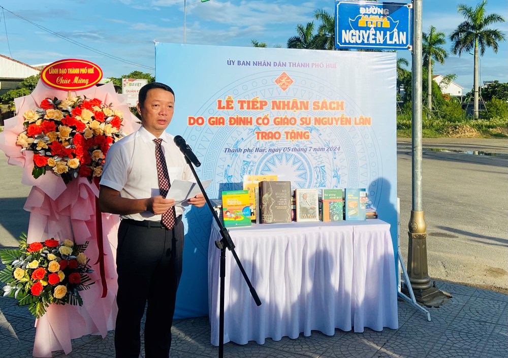 Gia đình cố GS Nguyễn Lân tặng 200 đầu sách cho Huế - ảnh 2