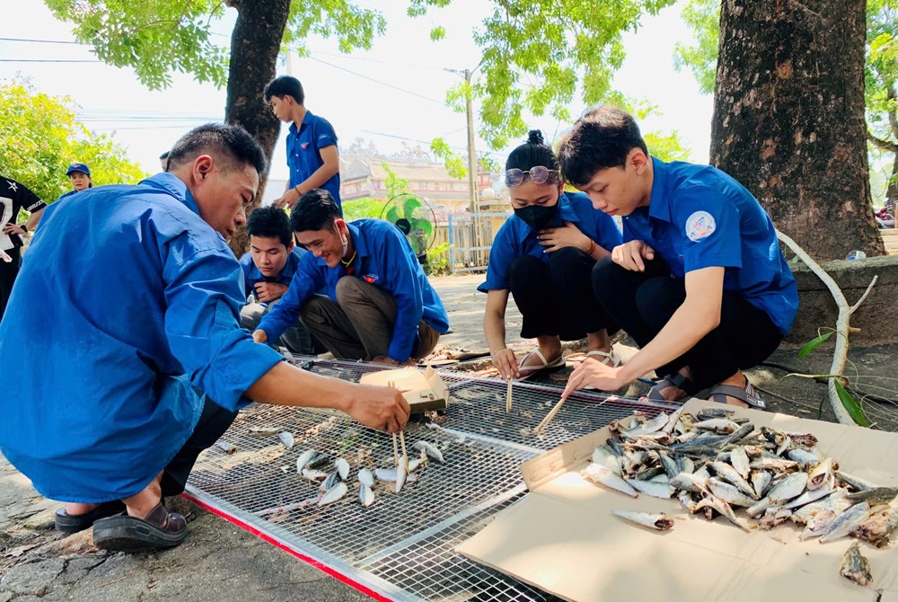 Chế biến cá khô gửi tặng đồng bào vùng lũ ở miền Bắc - ảnh 2