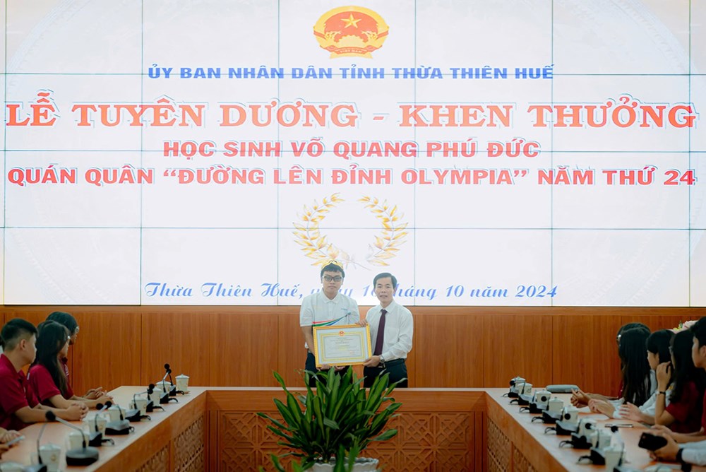 Thừa Thiên Huế tuyên dương quán quân Olympia Võ Quang Phú Đức - ảnh 1