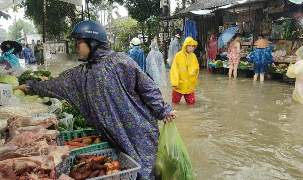 Mưa rất lớn, nước sông lên nhanh, nhiều địa phương ở Huế đã bị lũ “bủa vây” - ảnh 1