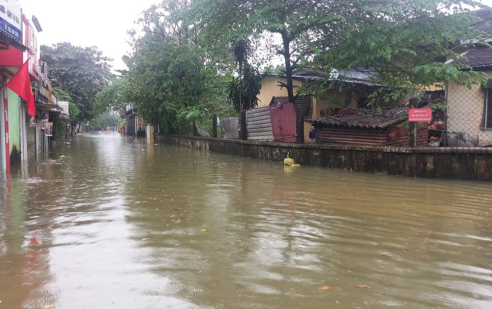 Mưa rất lớn, nước sông lên nhanh, nhiều địa phương ở Huế đã bị lũ “bủa vây” - ảnh 2