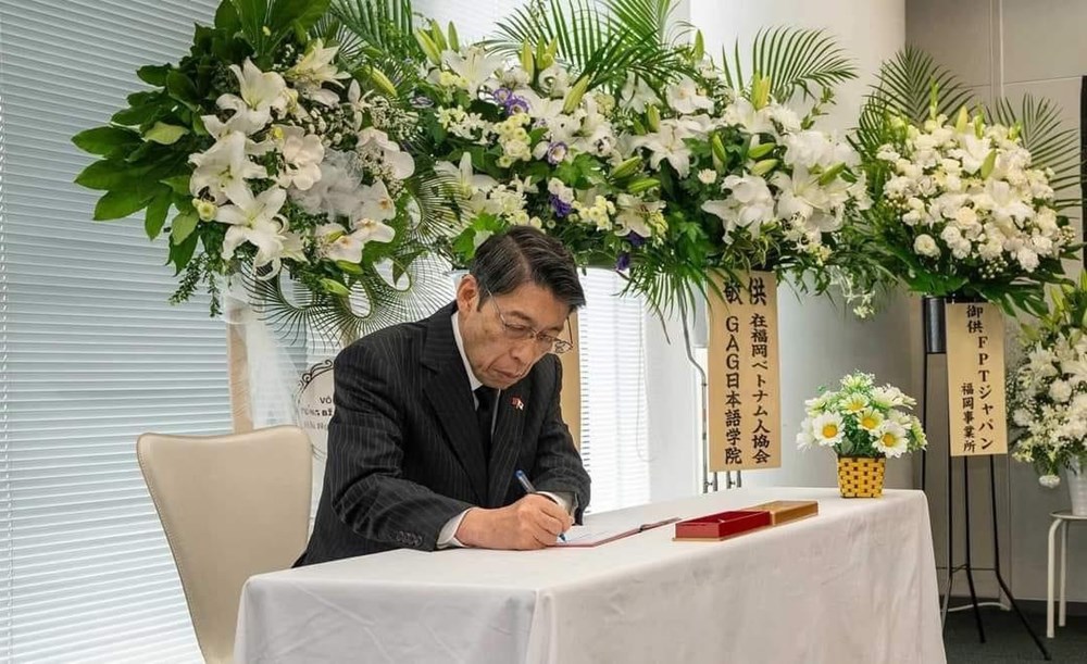 Tổng lãnh sự quán Việt Nam tại Fukuoka viếng Tổng Bí thư Nguyễn Phú Trọng - ảnh 2