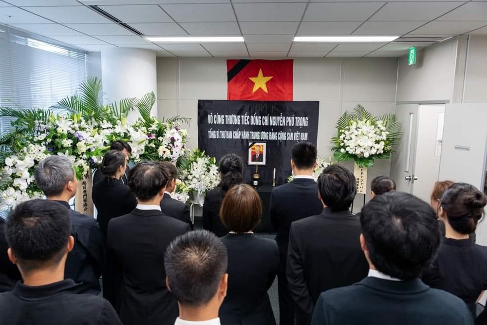 Tổng lãnh sự quán Việt Nam tại Fukuoka viếng Tổng Bí thư Nguyễn Phú Trọng - ảnh 1