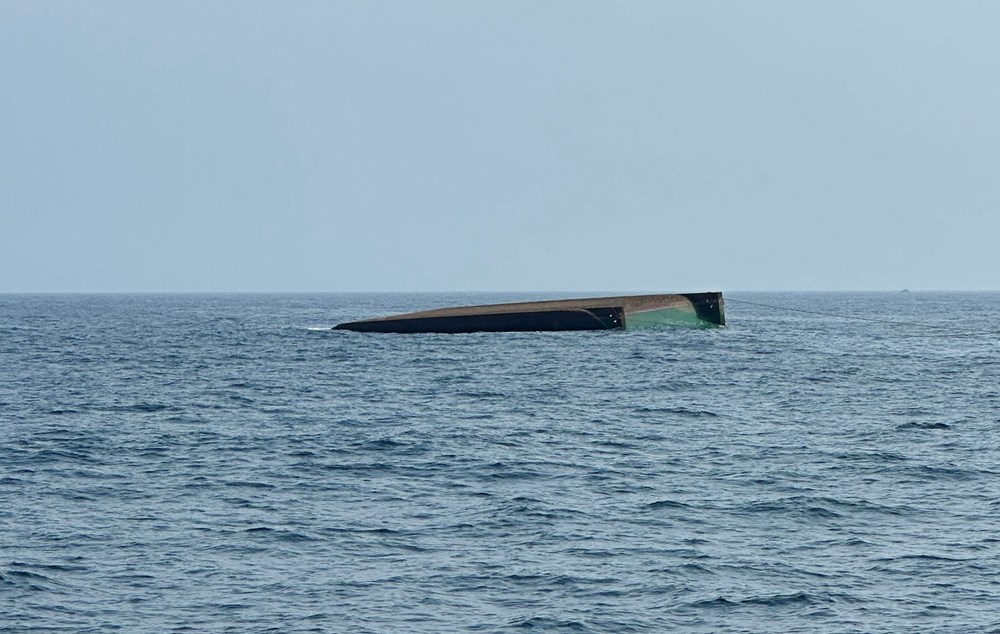 Tàu kéo sà lan chìm gần đảo Lý Sơn 5 người thiệt mạng, mất tích - ảnh 1