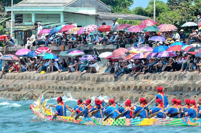 Hấp dẫn Hội đua thuyền truyền thống tứ linh ở đảo Lý Sơn - ảnh 2