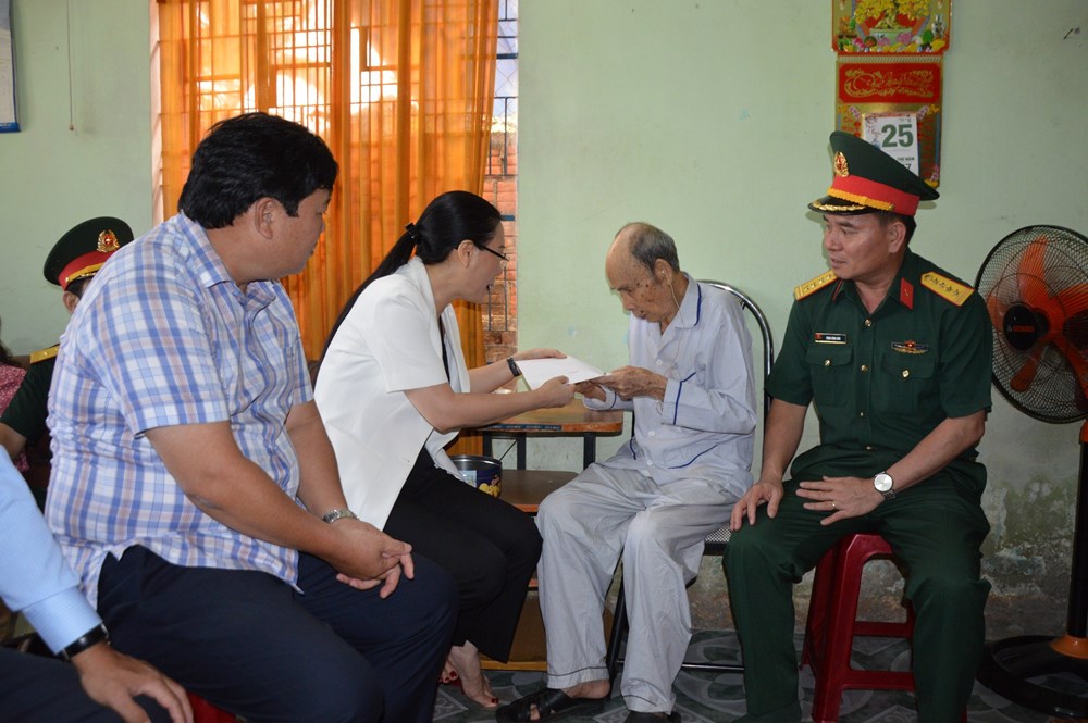 Lãnh đạo tỉnh Quảng Ngãi thăm, tặng quà chiến sĩ Điện Biên - ảnh 1