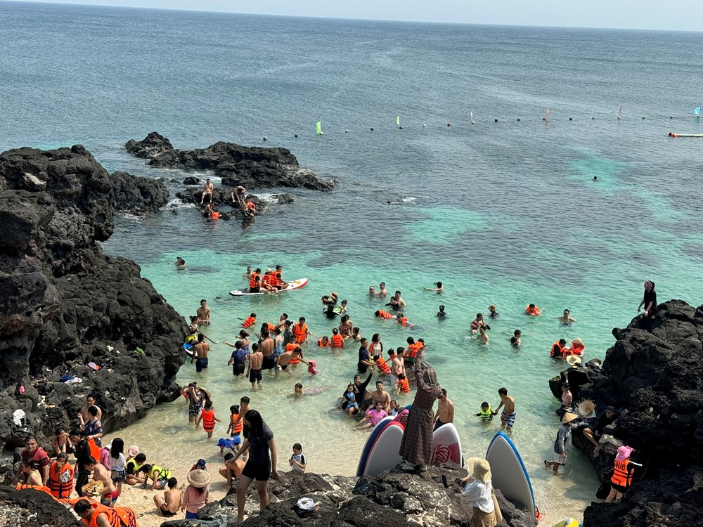 Hàng nghìn du khách tham quan đảo Lý Sơn dịp lễ 30.4 và 1.5 - ảnh 2