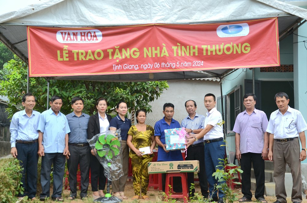 Báo Văn Hóa trao nhà tình thương cho hộ nghèo tại Quảng Ngãi - ảnh 1