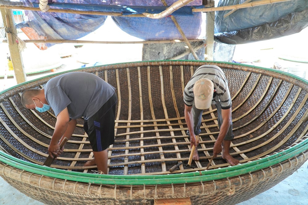 Khám phá nghề đan thúng chai ven sông Trà Bồng - ảnh 1
