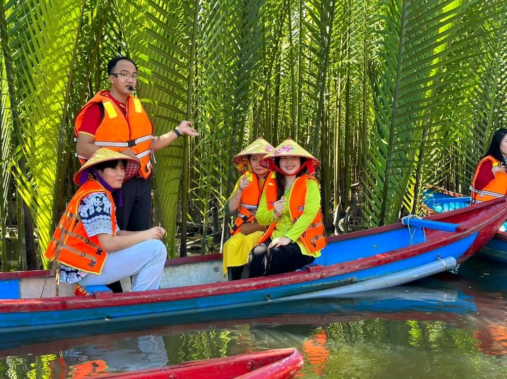 Sinh viên Lào trải nghiệm du lịch, văn hóa ở Quảng Ngãi - ảnh 3