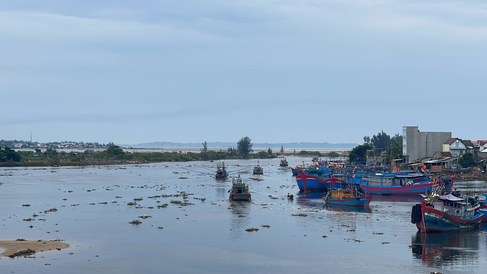 Cửa biển bồi lấp, gây khó khăn cho tàu cá ngư dân - ảnh 1