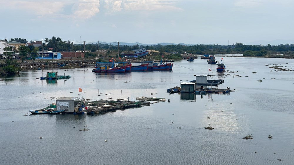 Cửa biển bồi lấp, gây khó khăn cho tàu cá ngư dân - ảnh 2