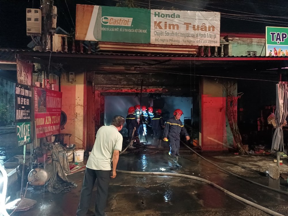 Hỏa hoạn thiêu rụi nhà dân và nhiều xe máy ở Quảng Ngãi - ảnh 2