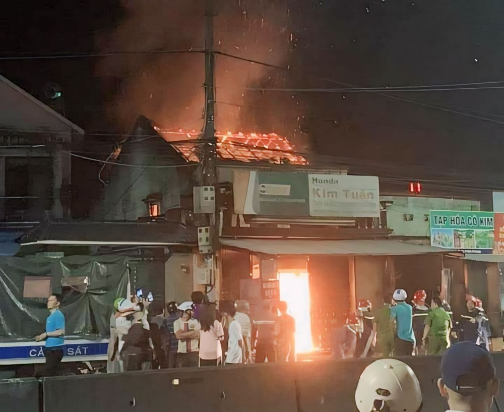Hỏa hoạn thiêu rụi nhà dân và nhiều xe máy ở Quảng Ngãi - ảnh 1