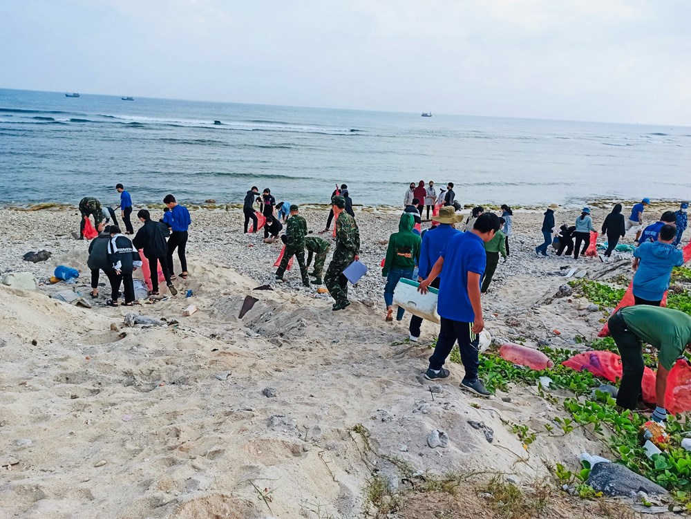 Chung tay làm sạch bãi biển ở đảo Lý Sơn - ảnh 3