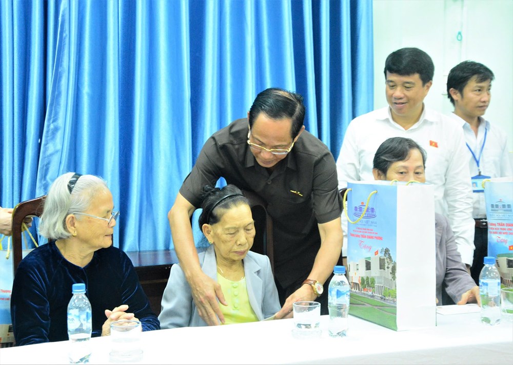 Thượng tướng Trần Quang Phương thăm, tặng quà cho người có công, gia đình chính sách - ảnh 1