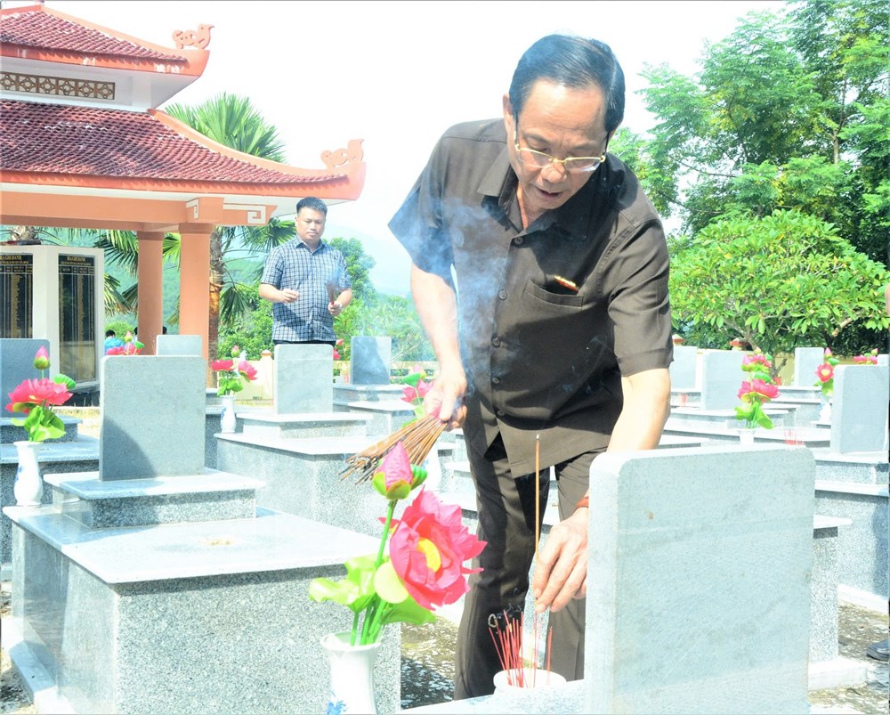Thượng tướng Trần Quang Phương thăm, tặng quà cho người có công, gia đình chính sách - ảnh 3