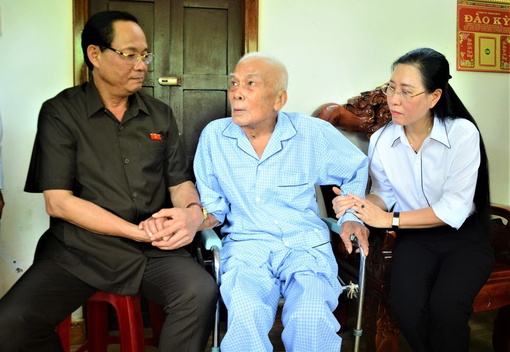 Thượng tướng Trần Quang Phương thăm, tặng quà cho người có công, gia đình chính sách - ảnh 2