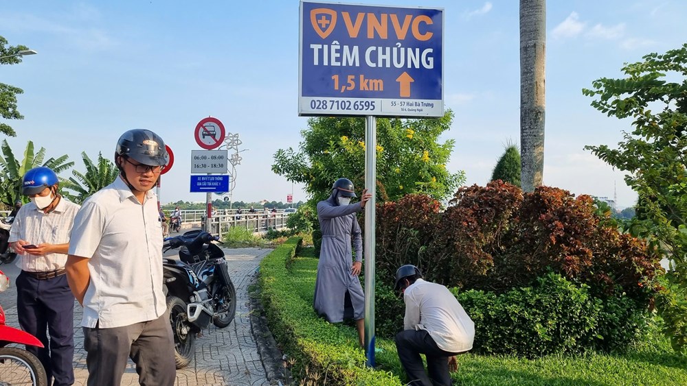 Tháo dỡ, xử lý biển quảng cáo “VNVC tiêm chủng” sai quy định - ảnh 2