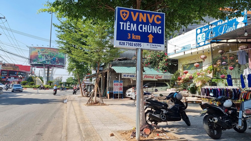 Hàng loạt biển quảng cáo “VNVC tiêm chủng” đặt dọc đường chưa được cấp phép - ảnh 4